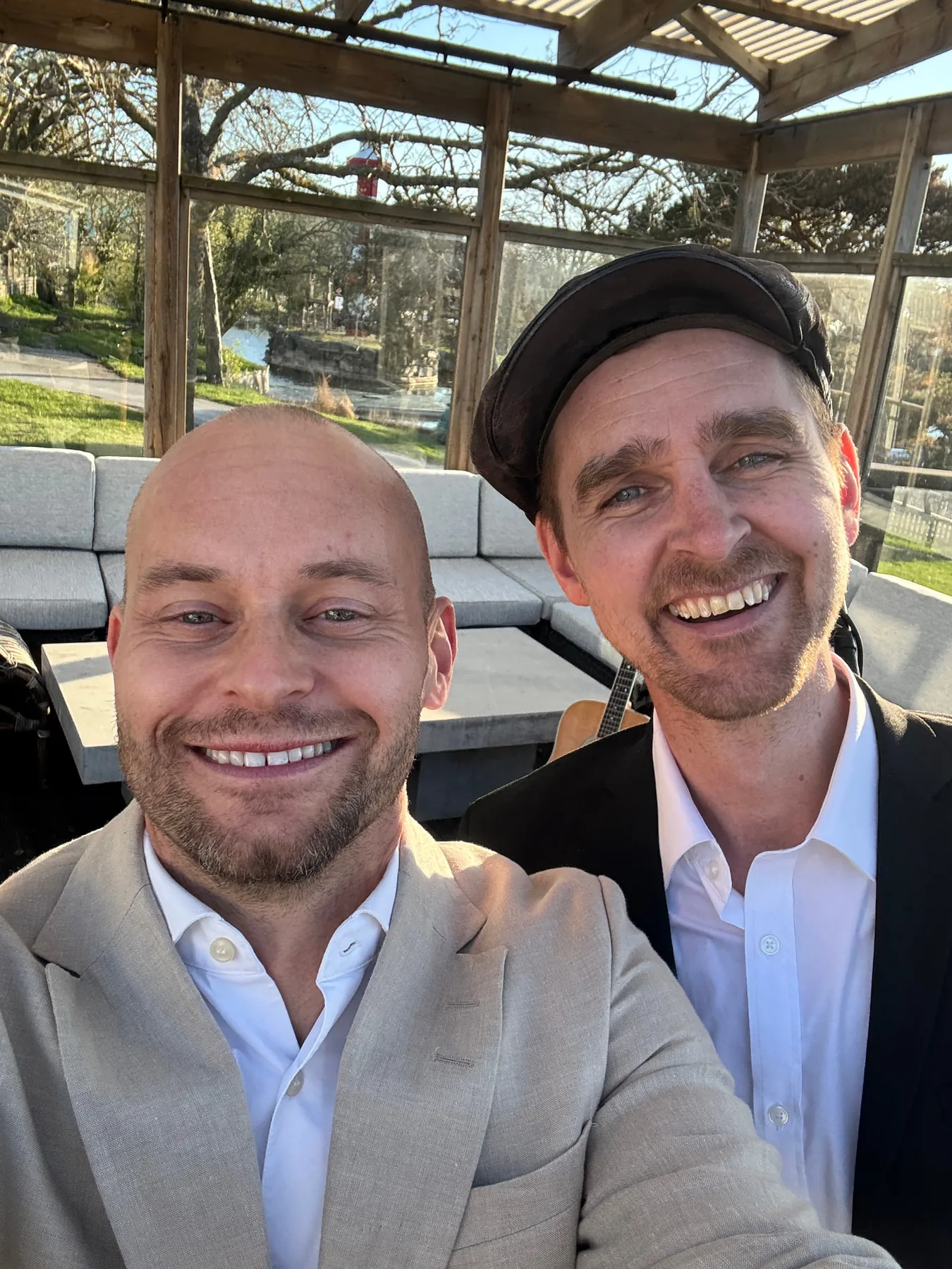 Adam och Bill utomhus med gitarr inför ett framträdande