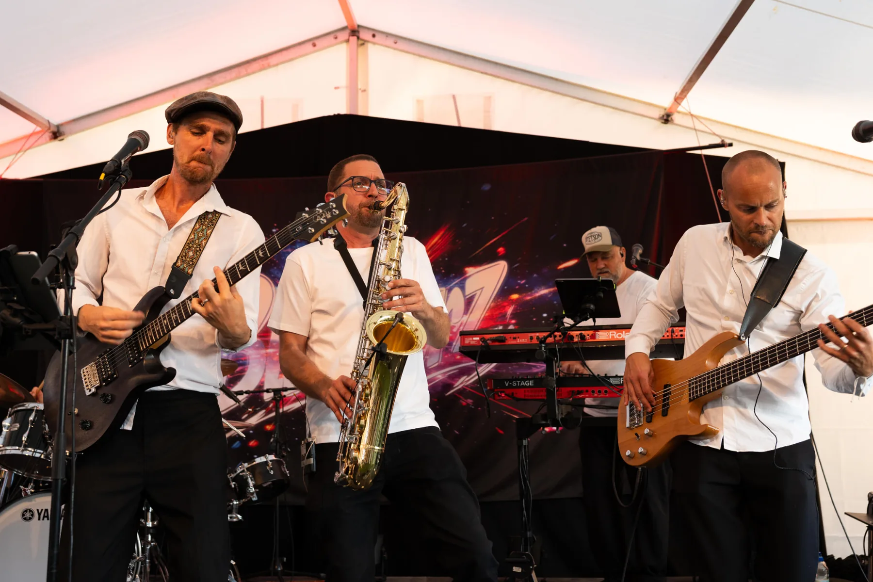 Bill-Iverz spelar live på ett event på Gotland med gitarr, saxofon, bas och klaviatur