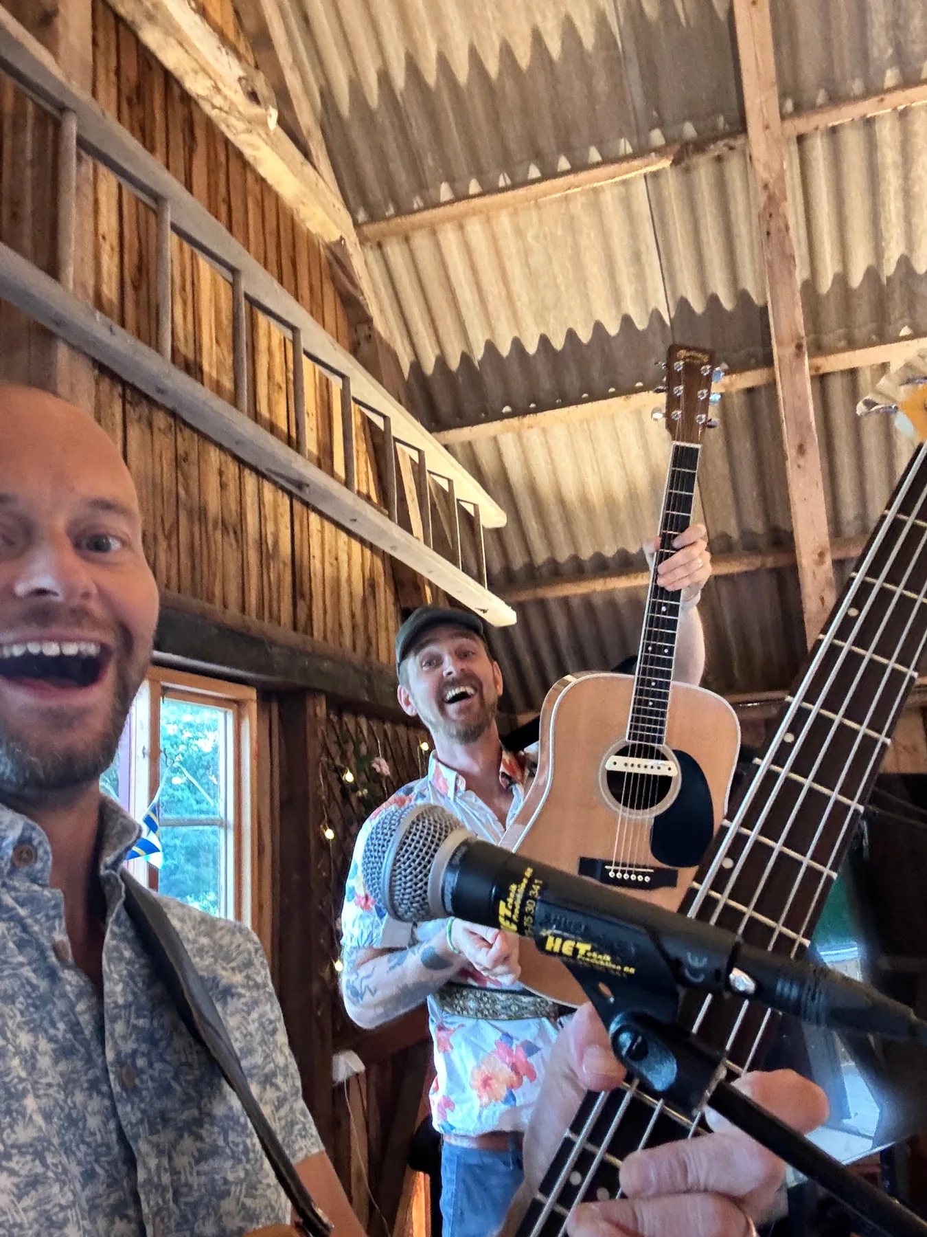 Adam och Bill spelar akustiskt i en lada på Gotland
