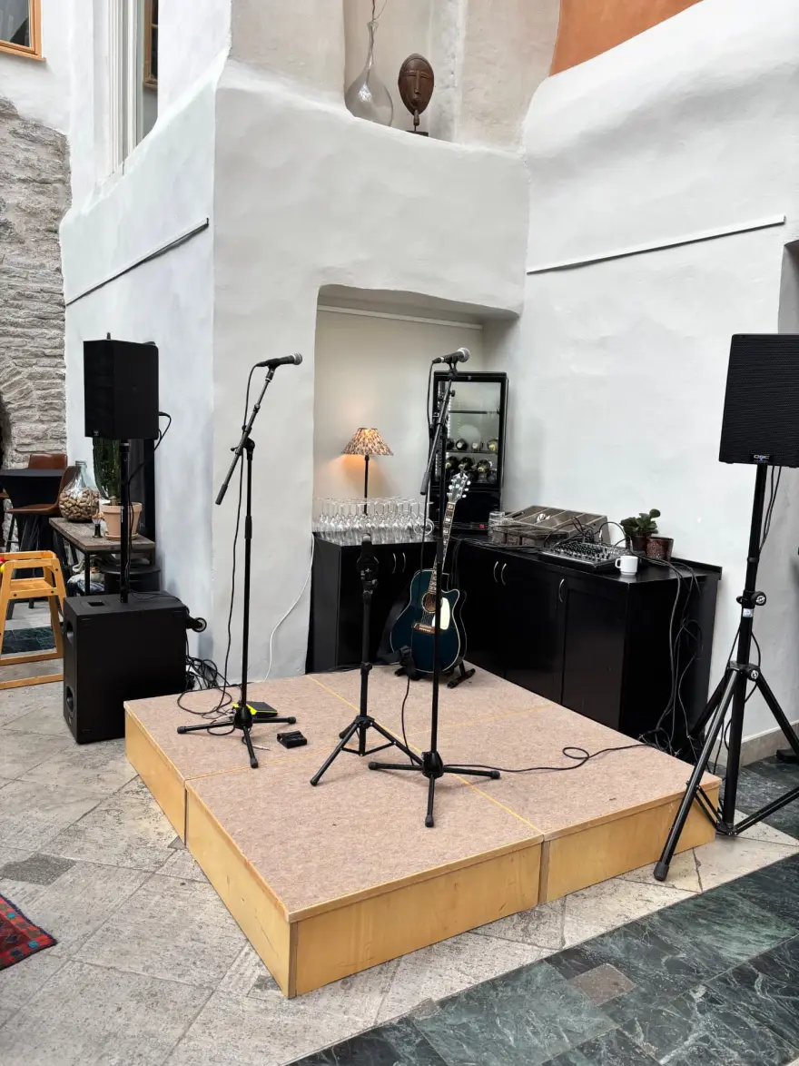 Uppriggad PA på plats inför ett event – högtalare, mikrofonstativ och mixer i en gotländsk lokal
